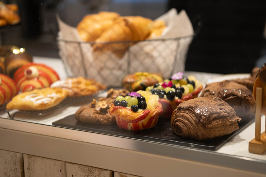 Frisch gebackenes Brot in einer Bäckerei